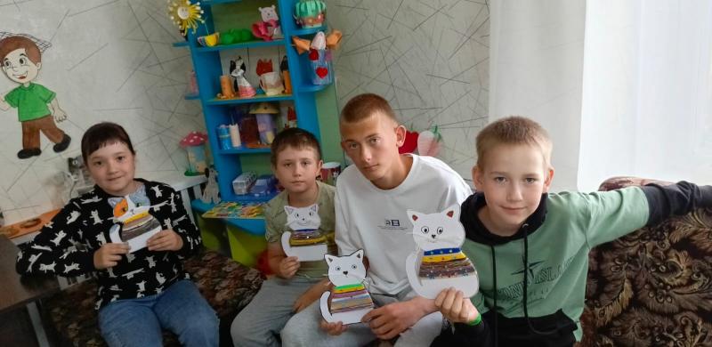 КОТИК В ЦВЕТНОМ СВИТЕРЕ