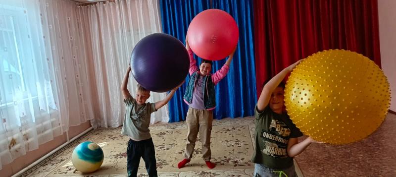 ЗАНЯТИЯ НА ФИТБОЛАХ