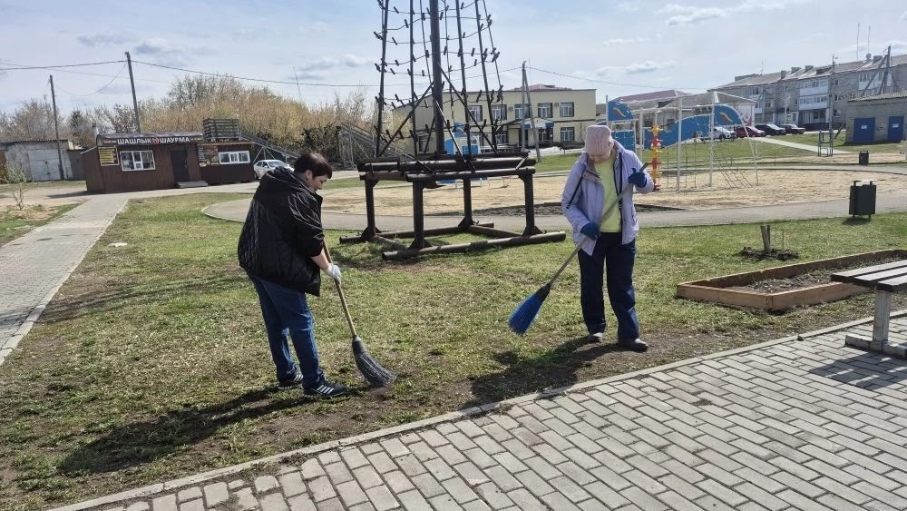 СУББОТНИК НА АЛЛЕЕ СЛАВЫ: ДАНЬ УВАЖЕНИЯ И ЗАБОТА О ПАМЯТИ