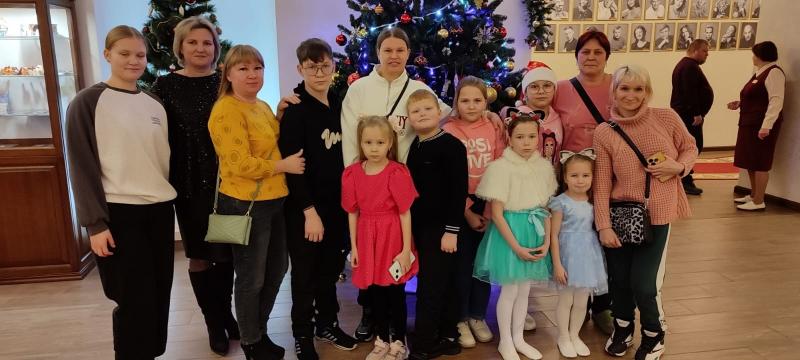 РЕБЯТА ПОБЫВАЛИ НА ГУБЕРНАТОРСКОЙ ЁЛКЕ