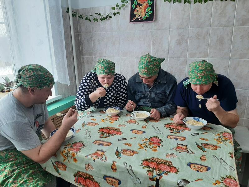 ХОРОША КАШКА, ДА МАЛА ЧАШКА