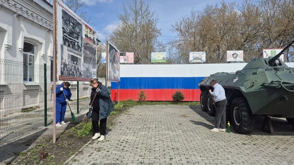 СУББОТНИК НА АЛЛЕЕ СЛАВЫ: ДАНЬ УВАЖЕНИЯ И ЗАБОТА О ПАМЯТИ