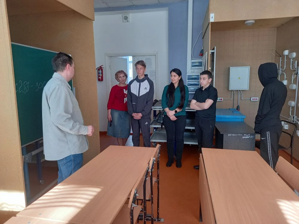 ОТКРЫВАЯ ДВЕРИ В МИР ПРОФЕССИЙ