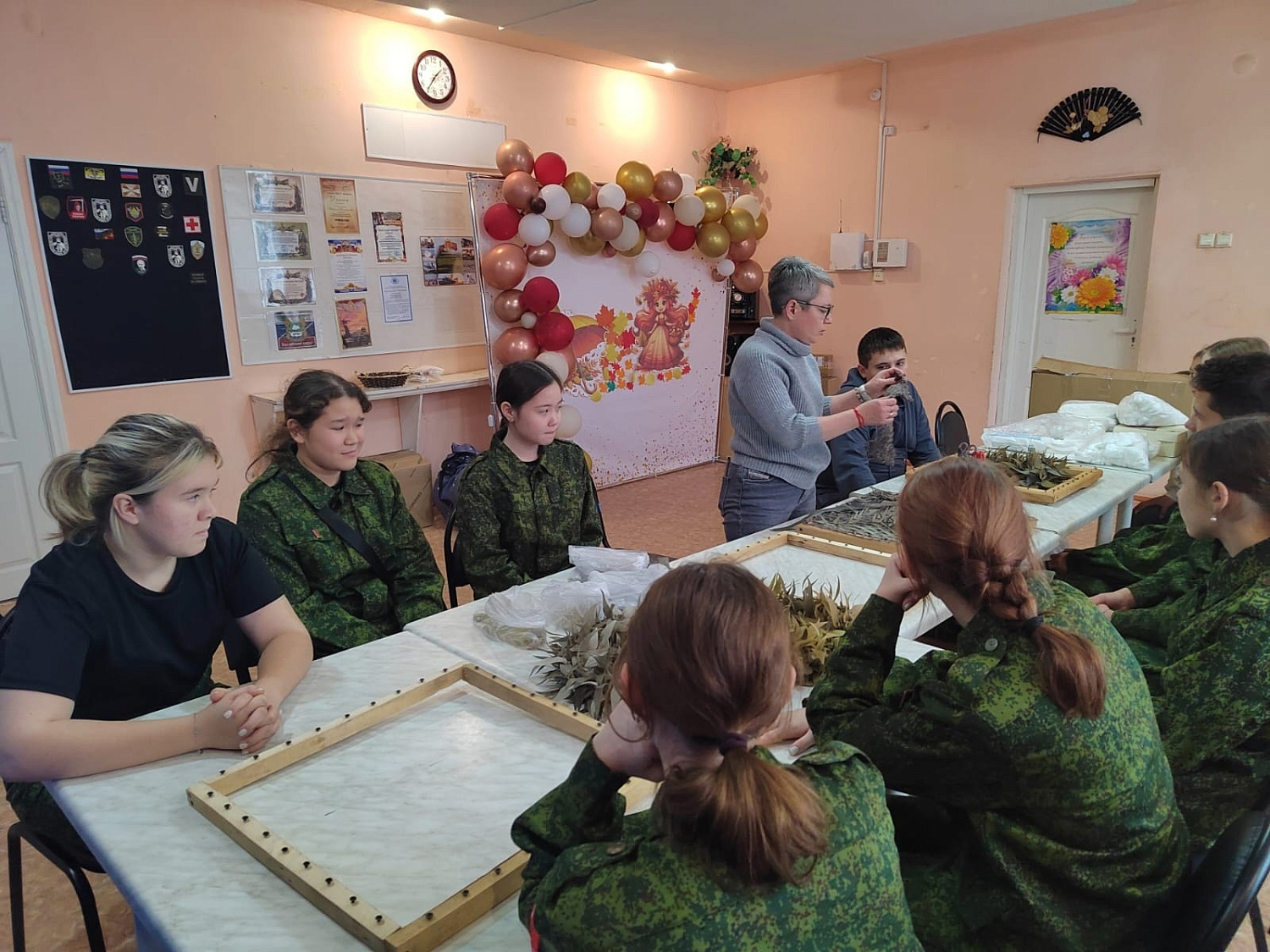 МАСТЕР-КЛАСС ПО ИЗГОТОВЛЕНИЮ НАШЛЕМНИКОВ ДЛЯ ЮНАРМЕЙЦЕВ ИЛЬИНСКОЙ ШКОЛЫ