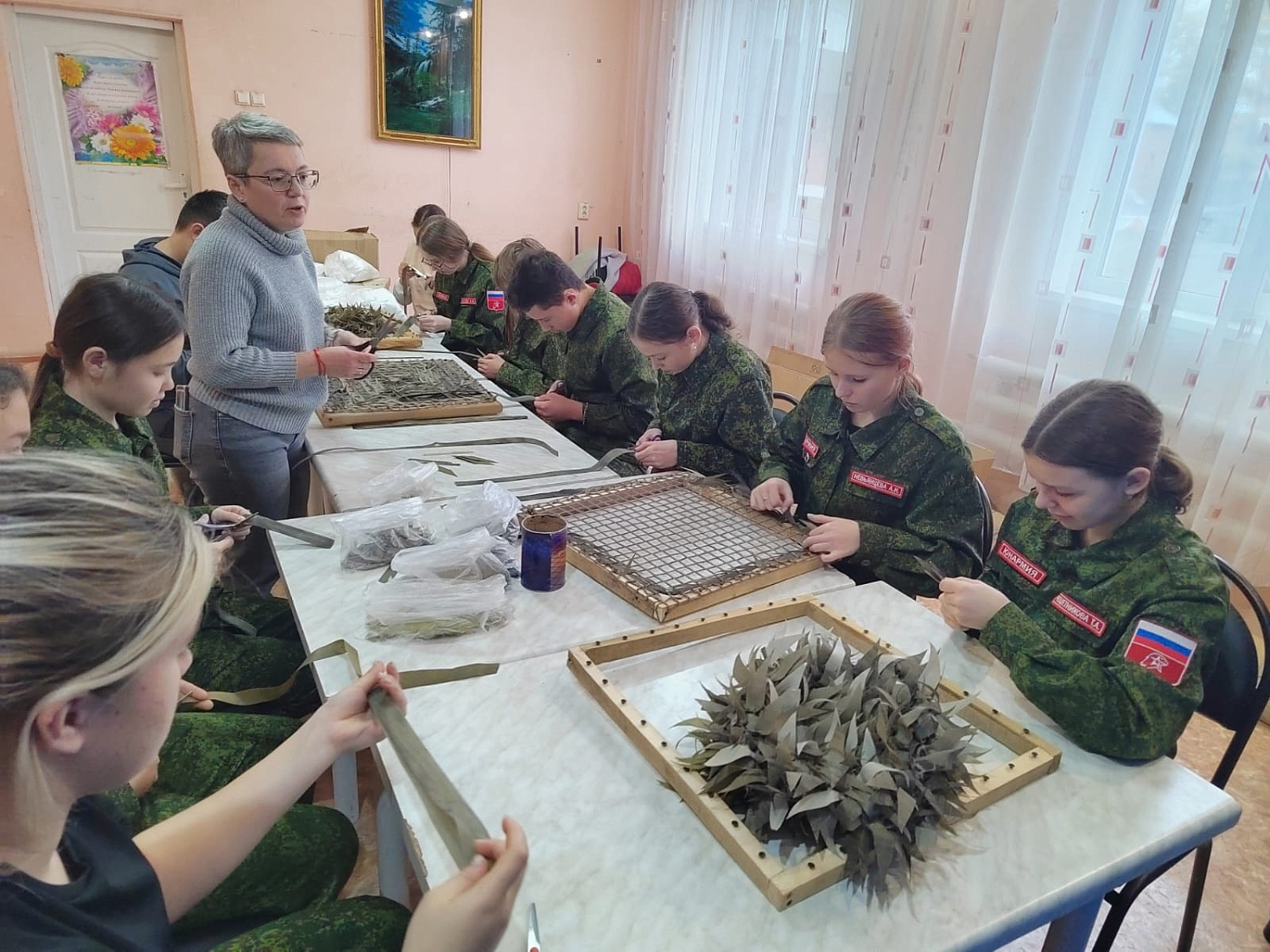 МАСТЕР-КЛАСС ПО ИЗГОТОВЛЕНИЮ НАШЛЕМНИКОВ ДЛЯ ЮНАРМЕЙЦЕВ ИЛЬИНСКОЙ ШКОЛЫ
