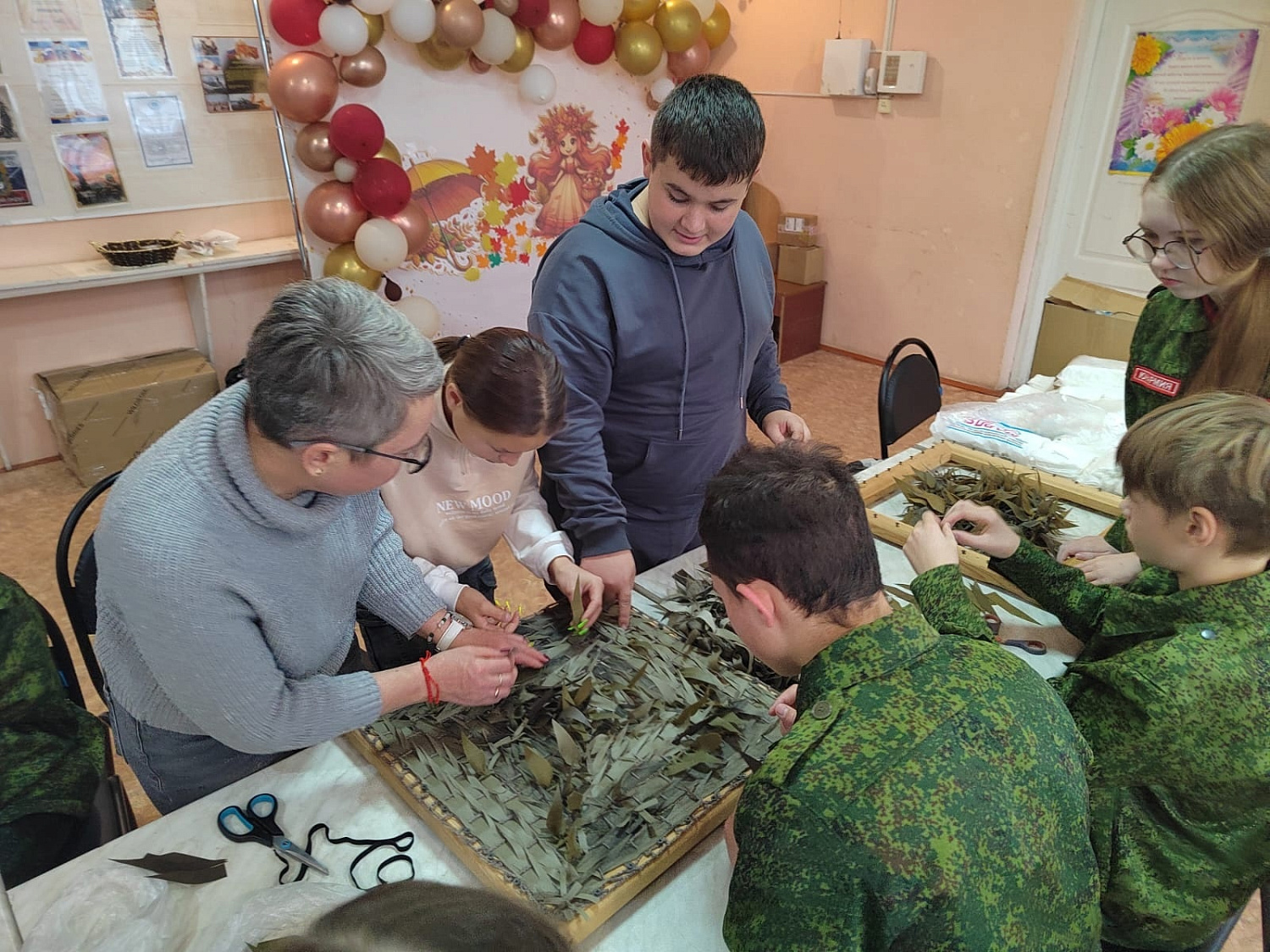 МАСТЕР-КЛАСС ПО ИЗГОТОВЛЕНИЮ НАШЛЕМНИКОВ ДЛЯ ЮНАРМЕЙЦЕВ ИЛЬИНСКОЙ ШКОЛЫ