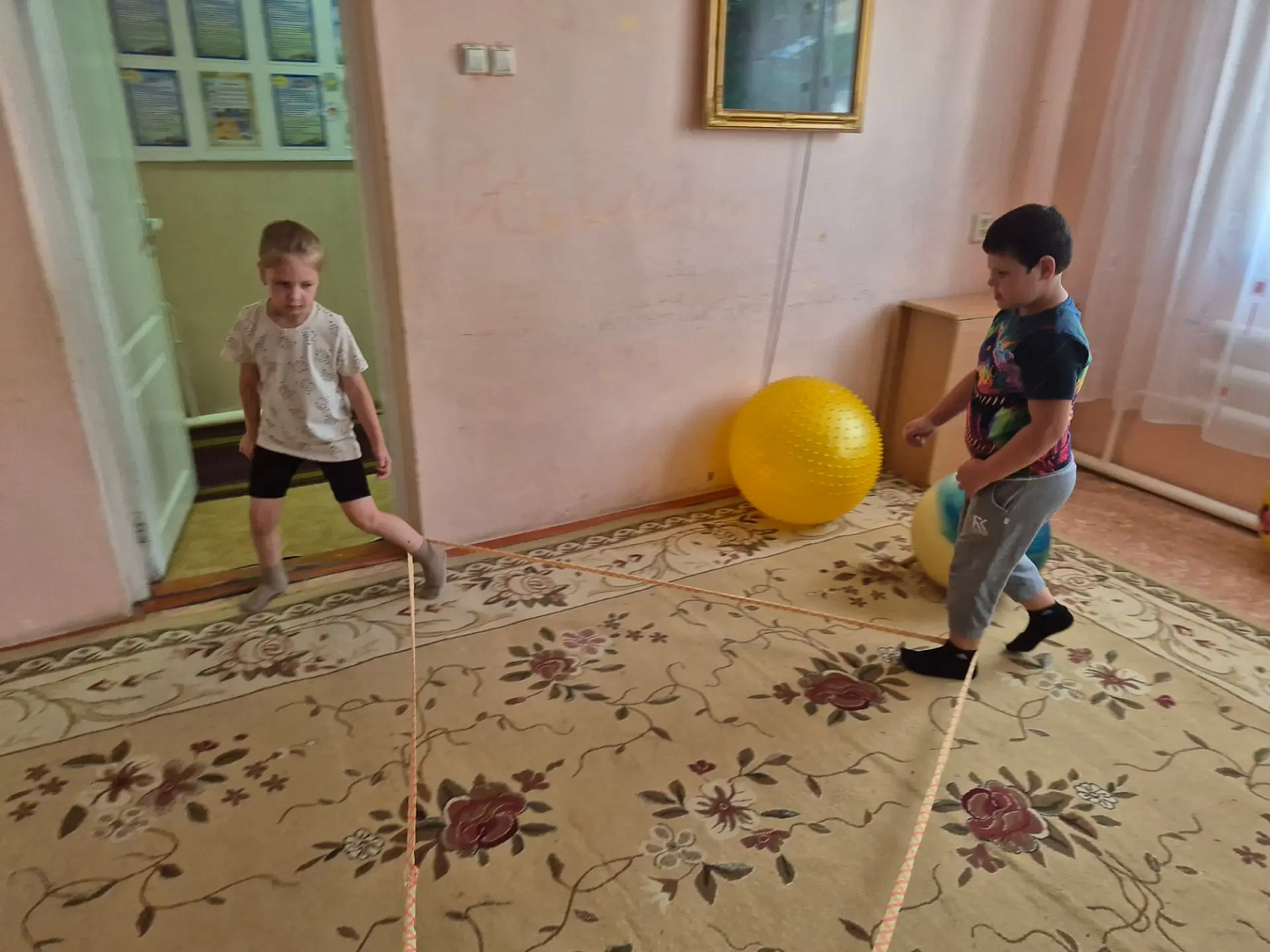 НАМ НЕ БЫВАЕТ ГРУСТНО И ТОСКЛИВО