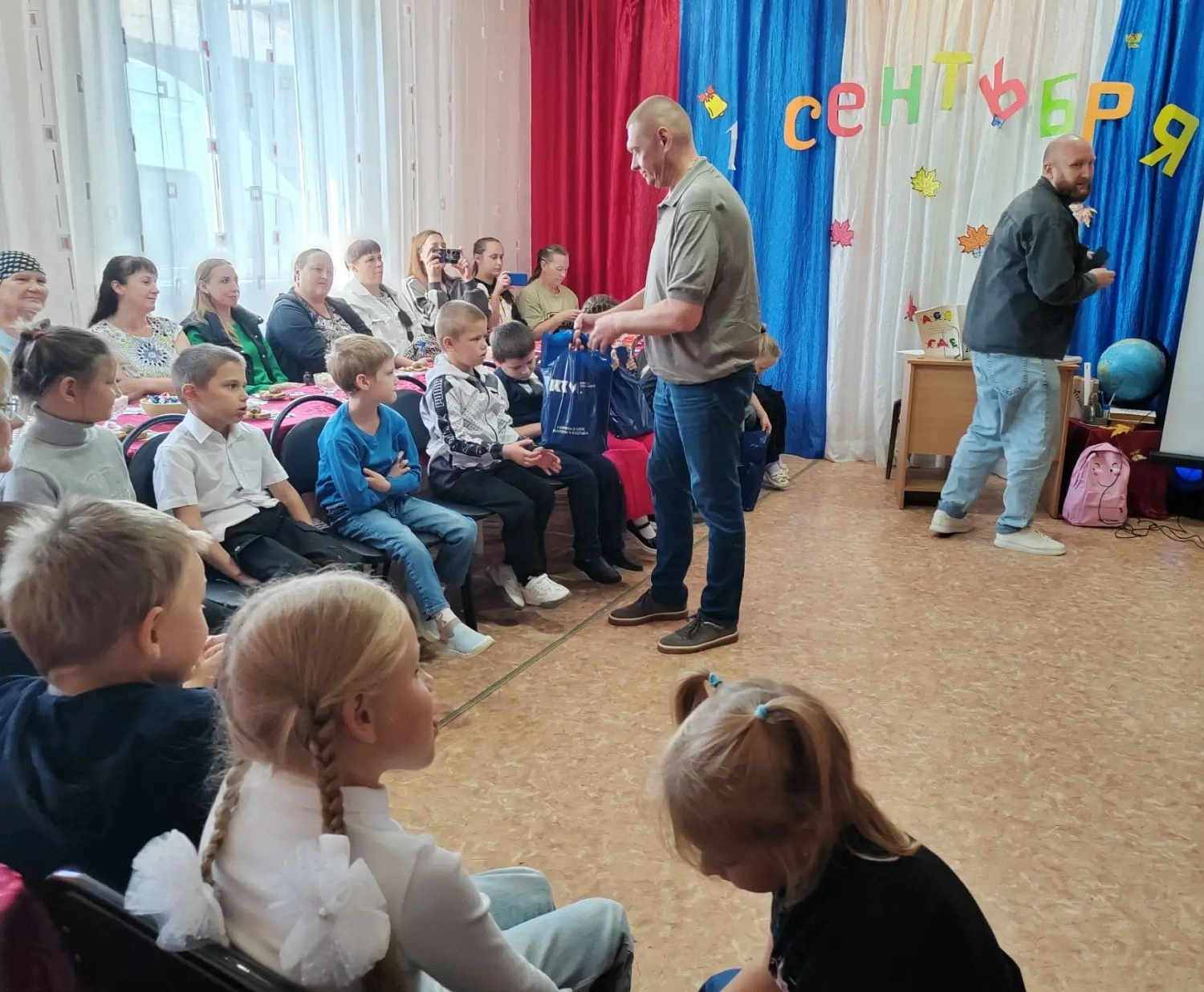 ДЕПУТАТ СЕРГЕЙ ПАРЫШЕВ ПОЗДРАВИЛ ПЕРВОКЛАССНИКОВ С НАЧАЛОМ УЧЕБНОГО ГОДА