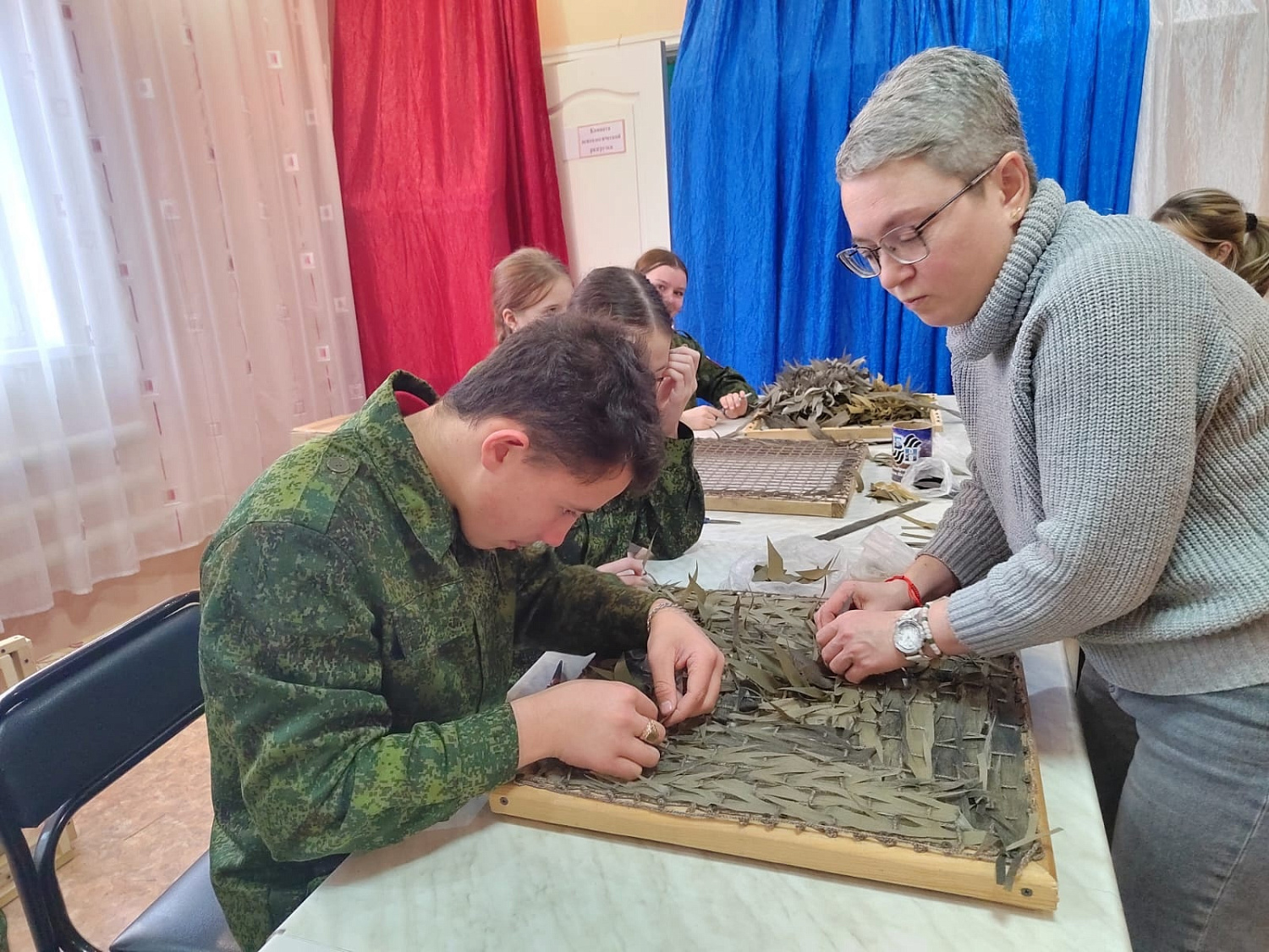 МАСТЕР-КЛАСС ПО ИЗГОТОВЛЕНИЮ НАШЛЕМНИКОВ ДЛЯ ЮНАРМЕЙЦЕВ ИЛЬИНСКОЙ ШКОЛЫ