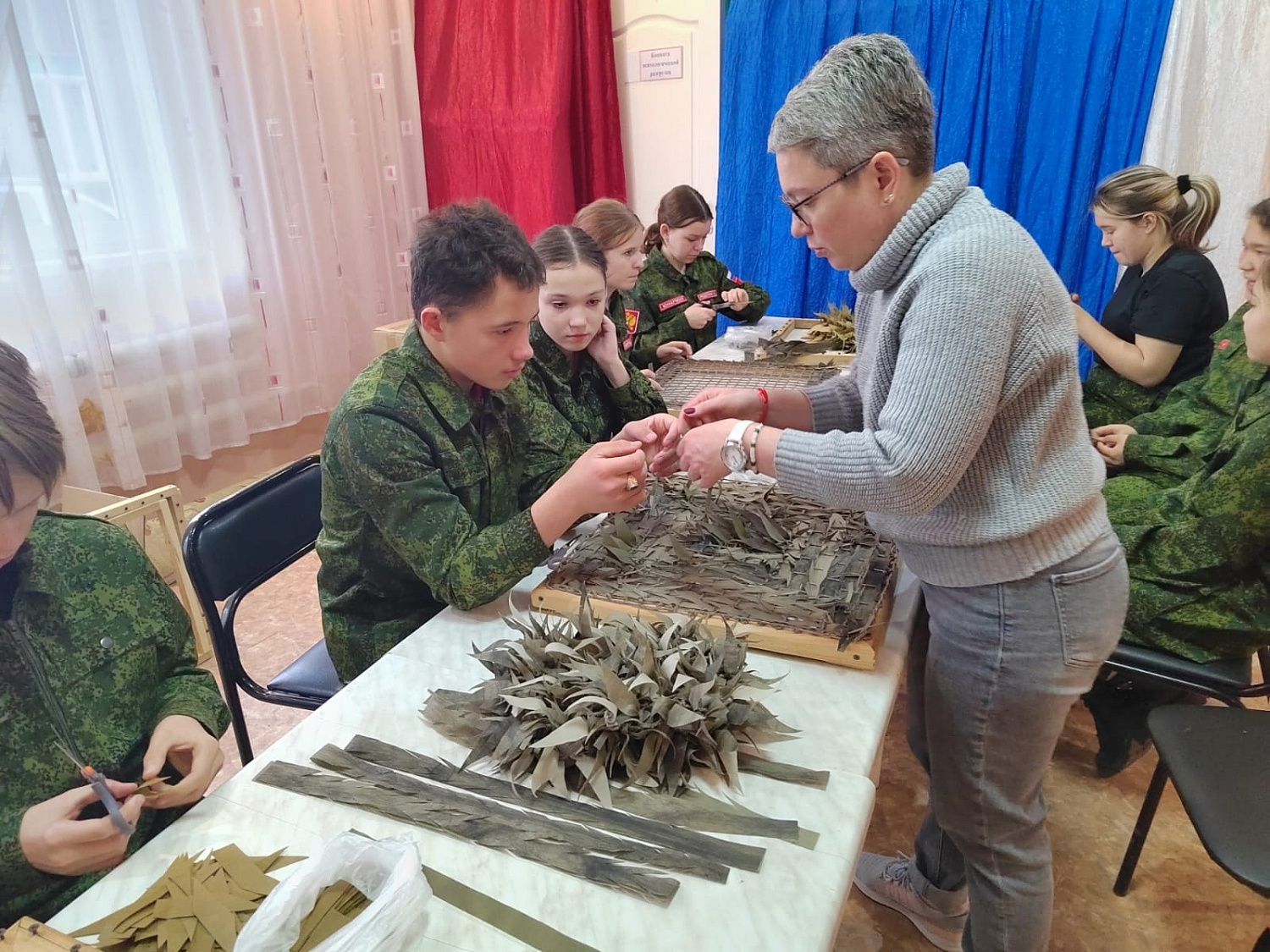 МАСТЕР-КЛАСС ПО ИЗГОТОВЛЕНИЮ НАШЛЕМНИКОВ ДЛЯ ЮНАРМЕЙЦЕВ ИЛЬИНСКОЙ ШКОЛЫ