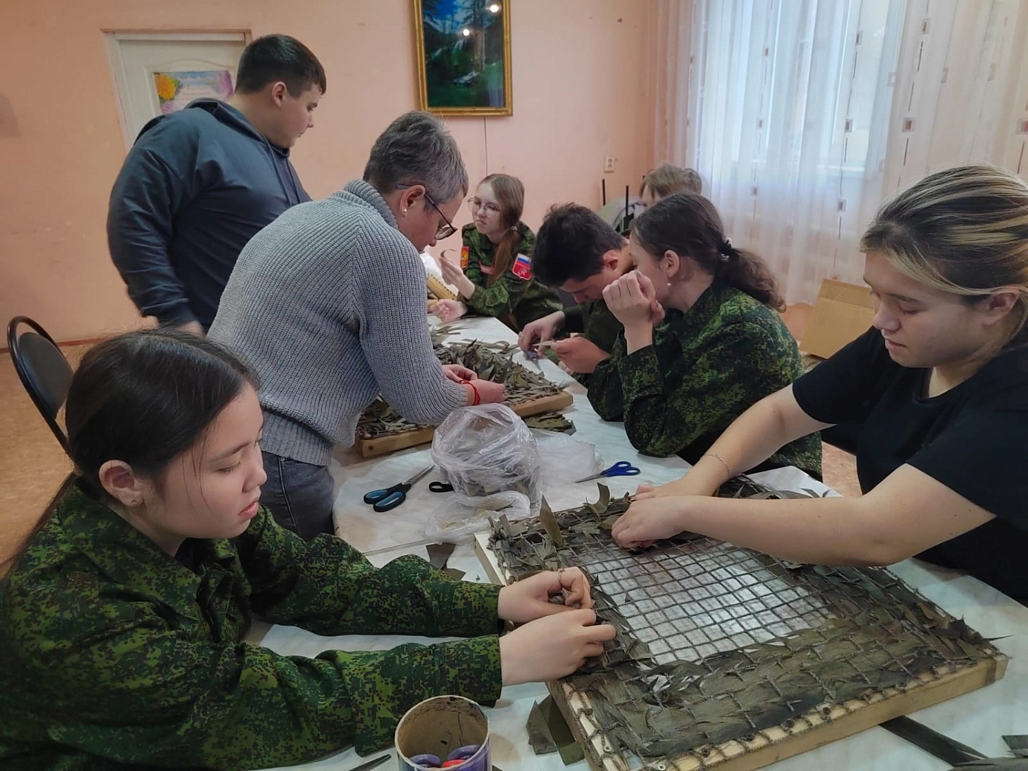 МАСТЕР-КЛАСС ПО ИЗГОТОВЛЕНИЮ НАШЛЕМНИКОВ ДЛЯ ЮНАРМЕЙЦЕВ ИЛЬИНСКОЙ ШКОЛЫ