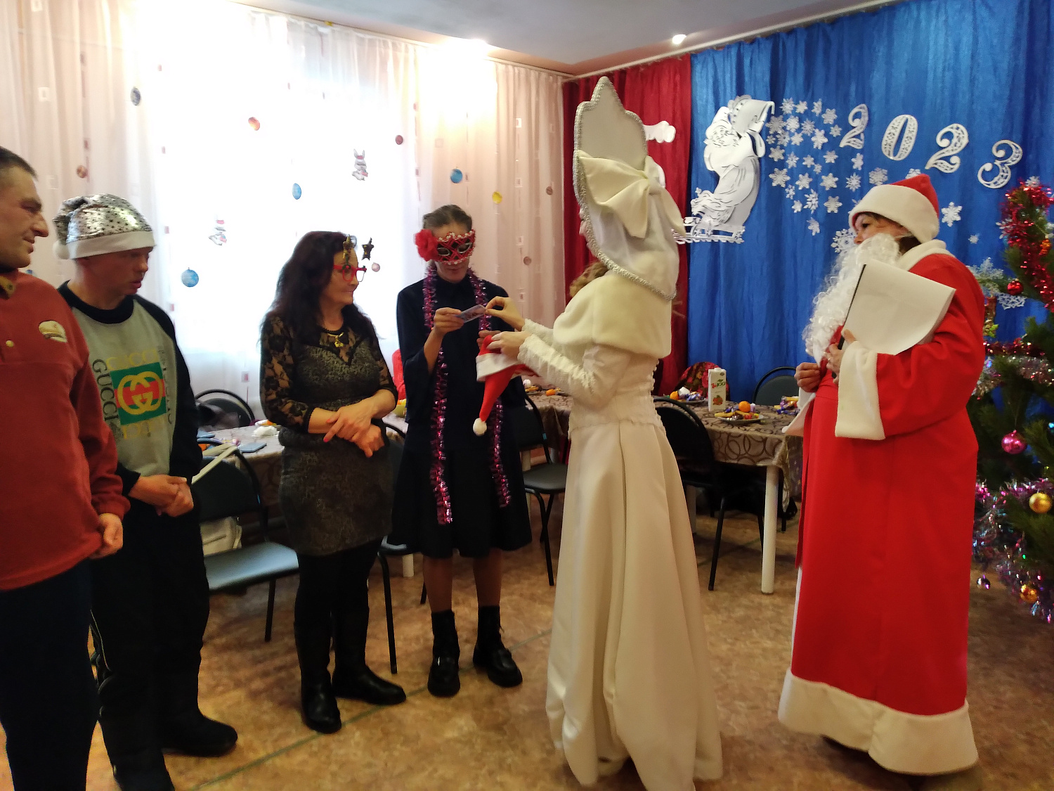 НОВОГОДНИЙ ОГОНЁК